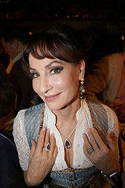 Schmuck von CGR Designe & Finest Jewellery im Werte von 45.000 &euro;: S&auml;ngerin Anna Maria Kaufmann  bei der  &bdquo;Diamonds Wiesn&ldquo; am 21.09.2017 (&copy;Foto: Martin Schmitz)